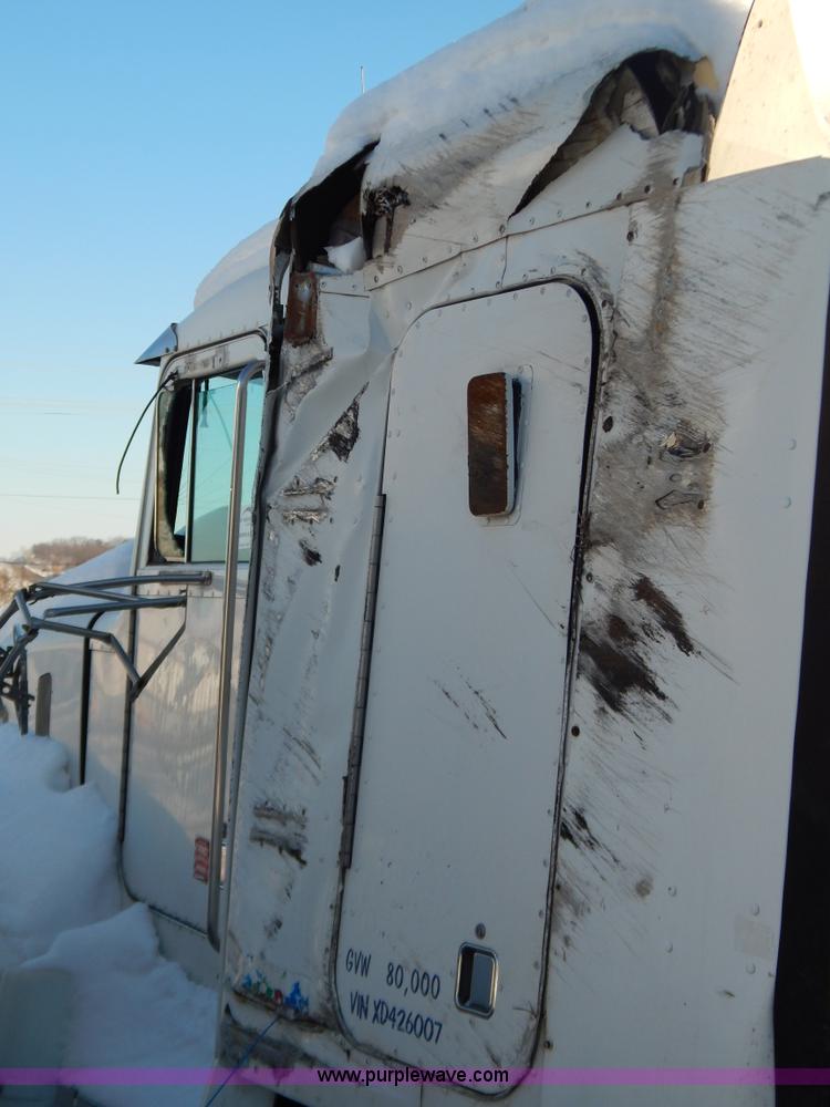 image for item H3903 1999 Peterbilt 377 semi truck