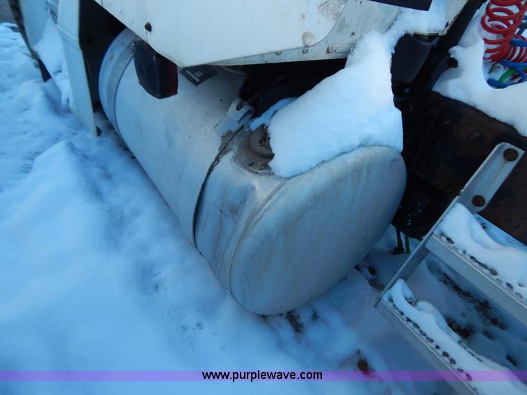 image for item H3903 1999 Peterbilt 377 semi truck