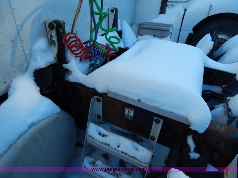 image for item H3903 1999 Peterbilt 377 semi truck