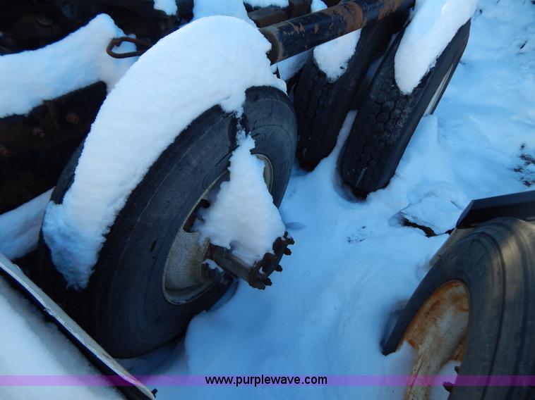 image for item H3903 1999 Peterbilt 377 semi truck