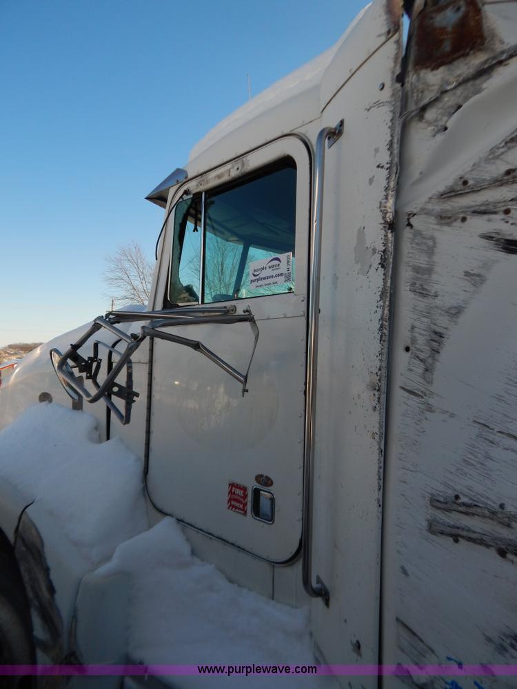 image for item H3903 1999 Peterbilt 377 semi truck