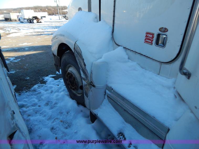 image for item H3903 1999 Peterbilt 377 semi truck