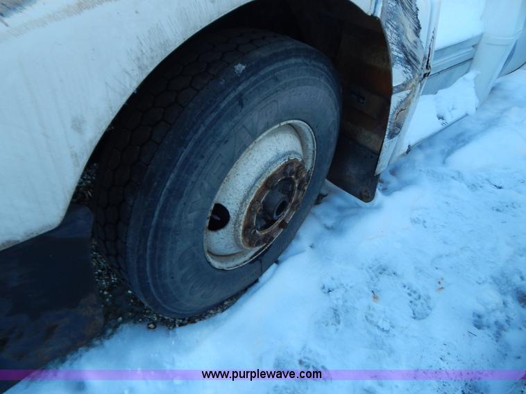 image for item H3903 1999 Peterbilt 377 semi truck