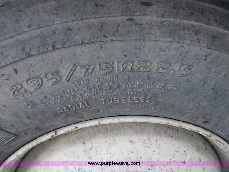 image for item H3903 1999 Peterbilt 377 semi truck