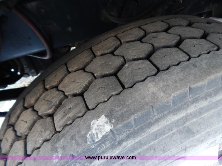 image for item H3903 1999 Peterbilt 377 semi truck