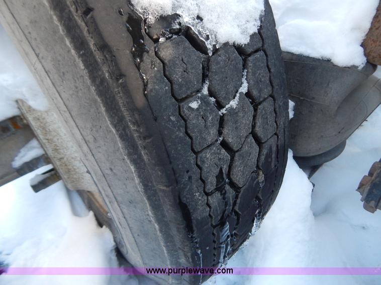 image for item H3903 1999 Peterbilt 377 semi truck