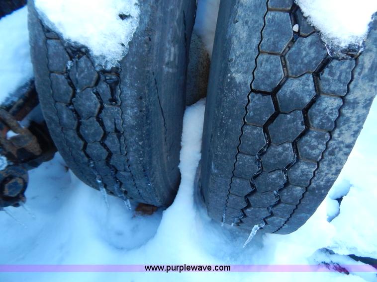 image for item H3903 1999 Peterbilt 377 semi truck