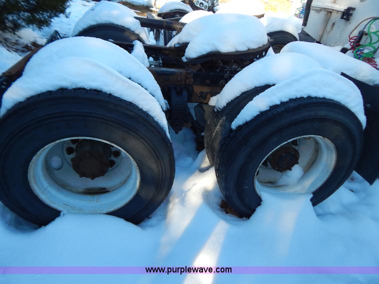 image for item H3903 1999 Peterbilt 377 semi truck