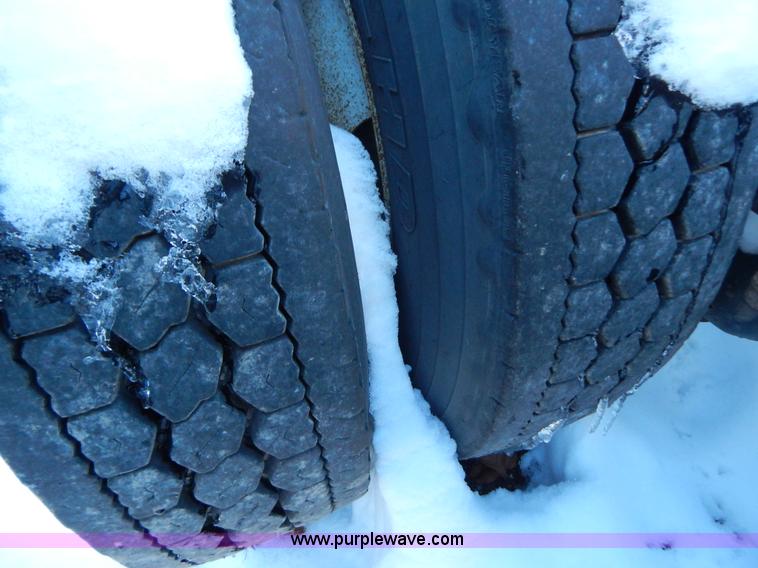 image for item H3903 1999 Peterbilt 377 semi truck