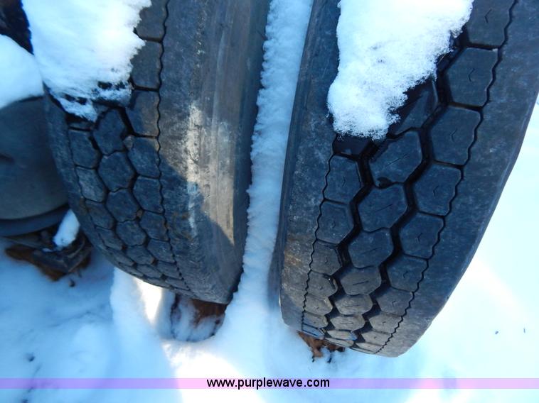 image for item H3903 1999 Peterbilt 377 semi truck