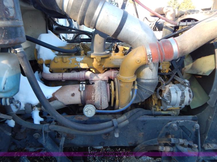 image for item H3903 1999 Peterbilt 377 semi truck