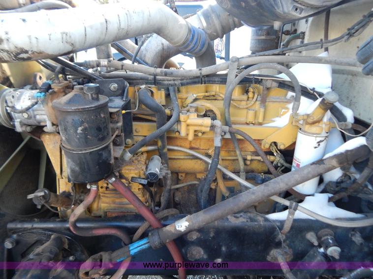 image for item H3903 1999 Peterbilt 377 semi truck