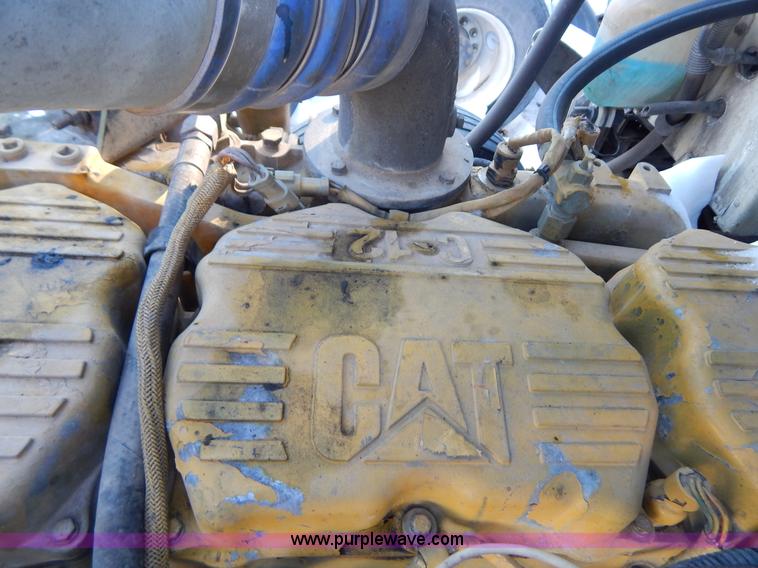 image for item H3903 1999 Peterbilt 377 semi truck