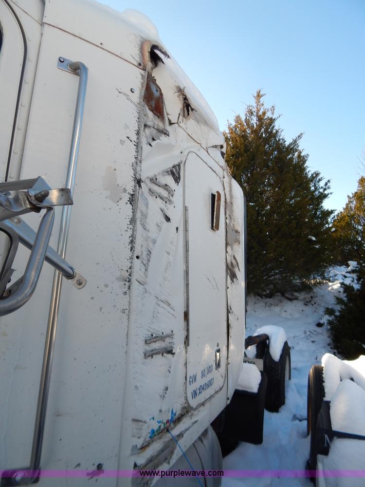 image for item H3903 1999 Peterbilt 377 semi truck