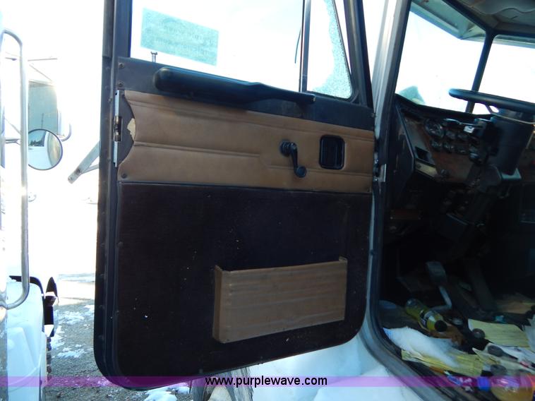 image for item H3903 1999 Peterbilt 377 semi truck