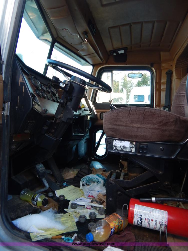 image for item H3903 1999 Peterbilt 377 semi truck