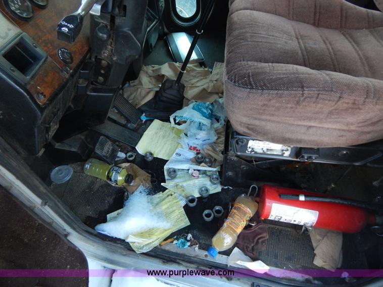 image for item H3903 1999 Peterbilt 377 semi truck