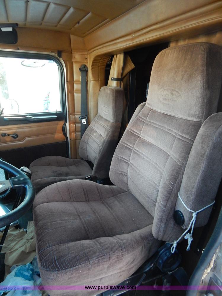 image for item H3903 1999 Peterbilt 377 semi truck