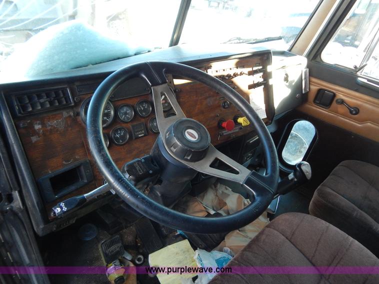 image for item H3903 1999 Peterbilt 377 semi truck