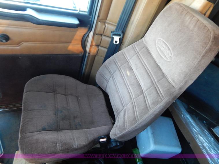 image for item H3903 1999 Peterbilt 377 semi truck