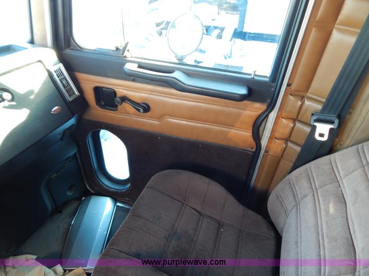 image for item H3903 1999 Peterbilt 377 semi truck