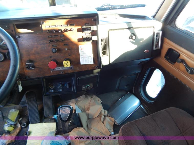 image for item H3903 1999 Peterbilt 377 semi truck