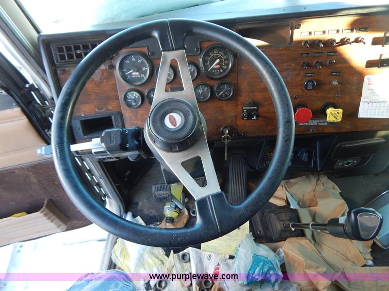 image for item H3903 1999 Peterbilt 377 semi truck