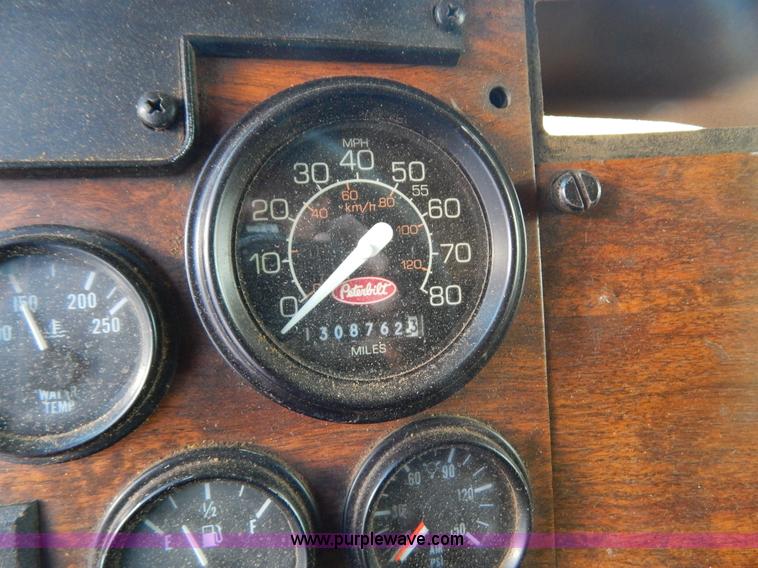 image for item H3903 1999 Peterbilt 377 semi truck