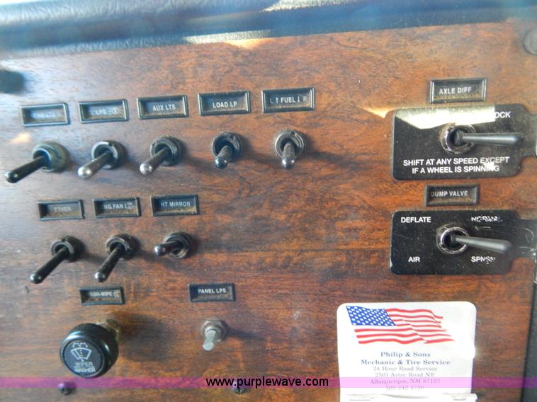 image for item H3903 1999 Peterbilt 377 semi truck