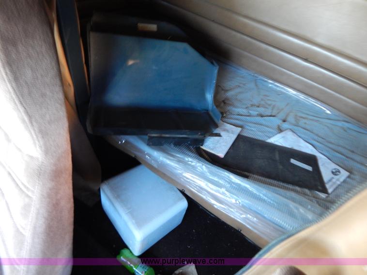 image for item H3903 1999 Peterbilt 377 semi truck