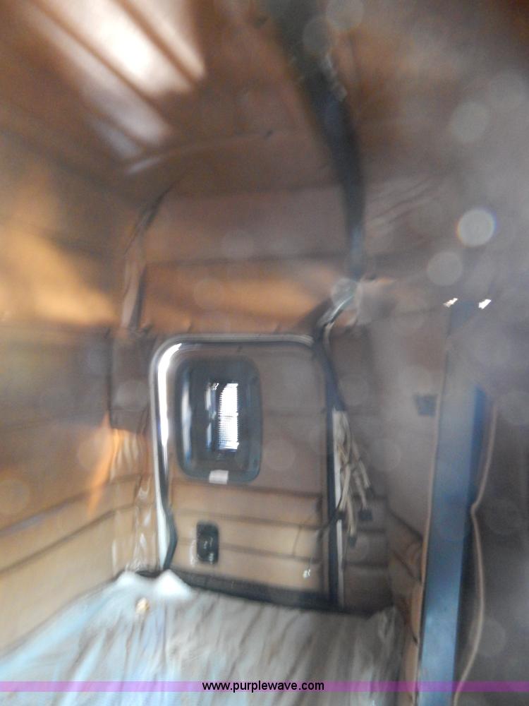 image for item H3903 1999 Peterbilt 377 semi truck