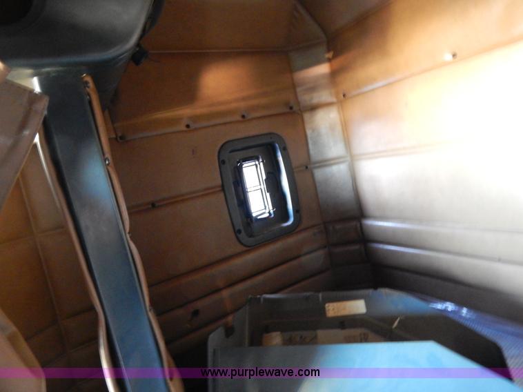 image for item H3903 1999 Peterbilt 377 semi truck