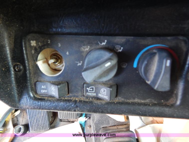 image for item H3903 1999 Peterbilt 377 semi truck