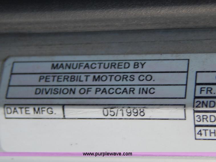 image for item H3903 1999 Peterbilt 377 semi truck