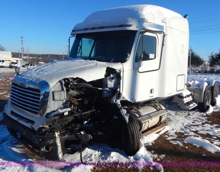image for item H3905 2004 Freightliner Columbia semi truck