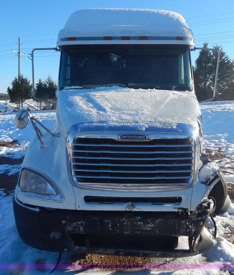 image for item H3905 2004 Freightliner Columbia semi truck