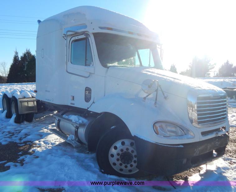 image for item H3905 2004 Freightliner Columbia semi truck
