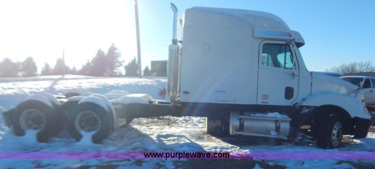 image for item H3905 2004 Freightliner Columbia semi truck