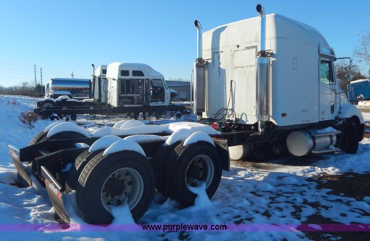 image for item H3905 2004 Freightliner Columbia semi truck