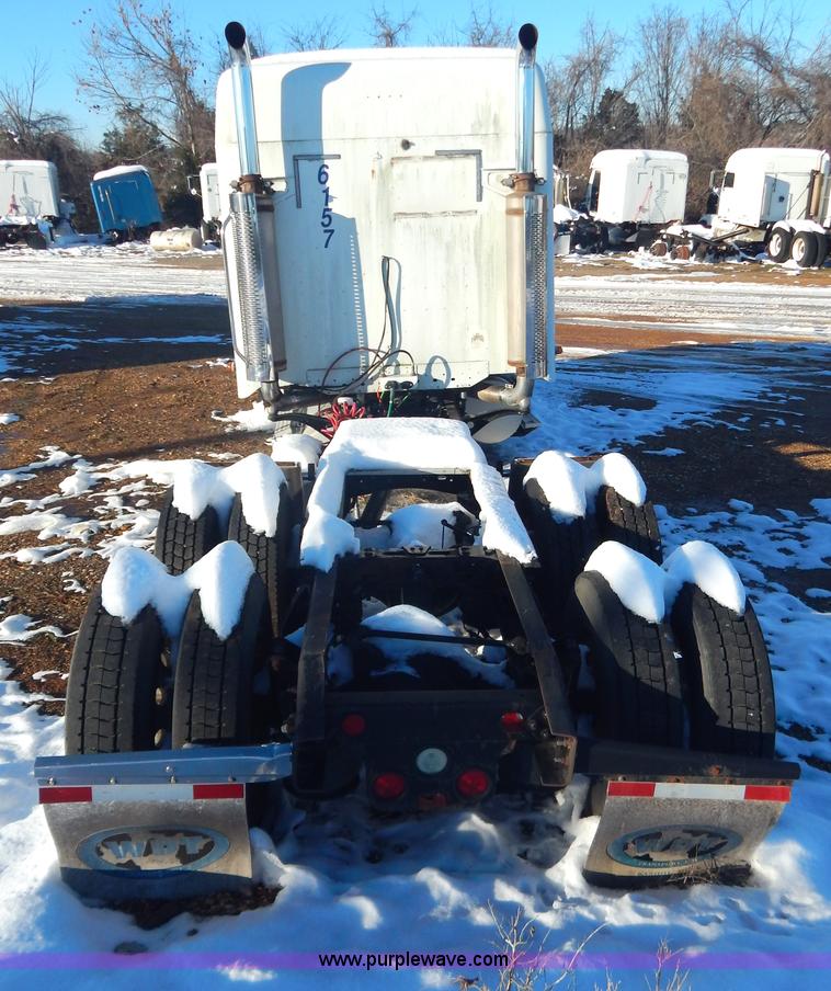 image for item H3905 2004 Freightliner Columbia semi truck