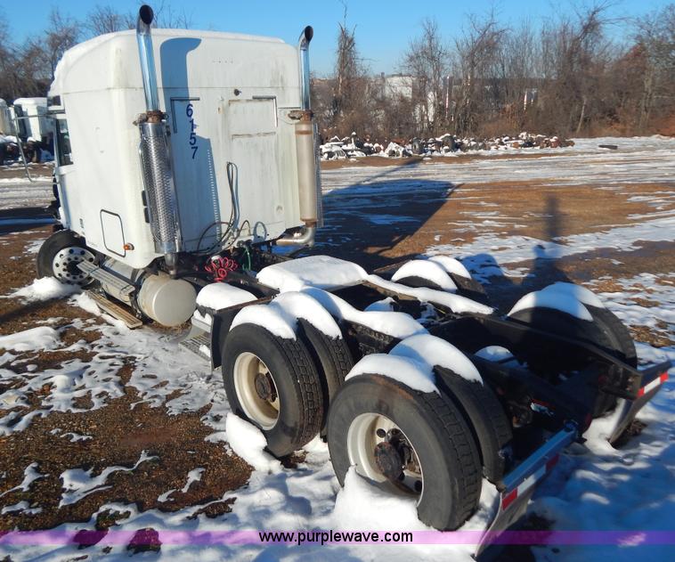 image for item H3905 2004 Freightliner Columbia semi truck