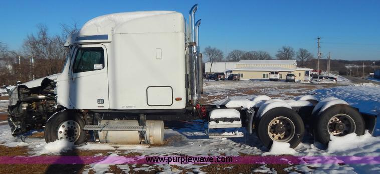 image for item H3905 2004 Freightliner Columbia semi truck