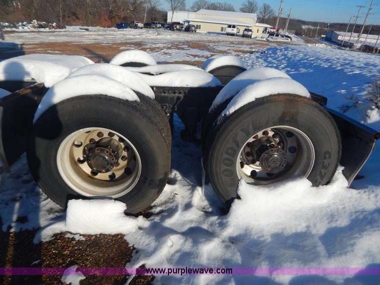 image for item H3905 2004 Freightliner Columbia semi truck