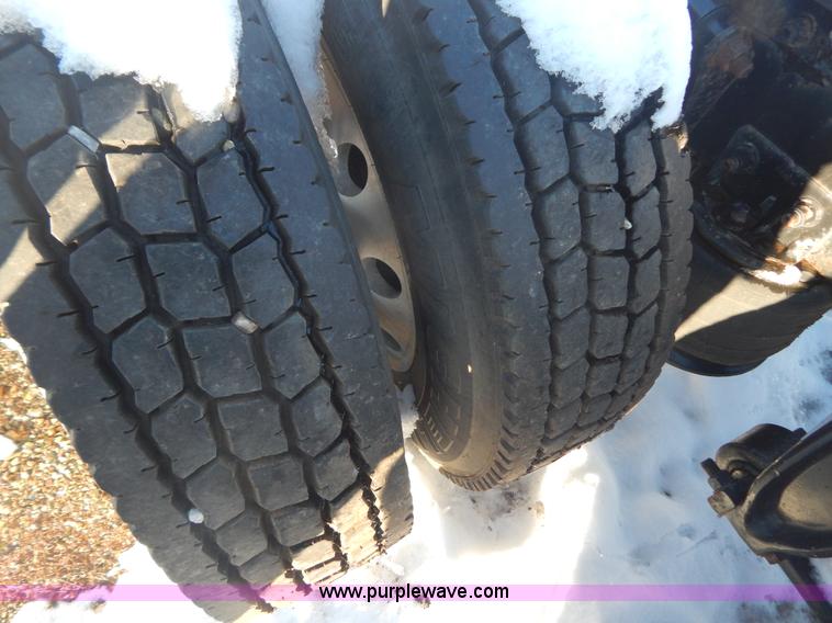 image for item H3905 2004 Freightliner Columbia semi truck