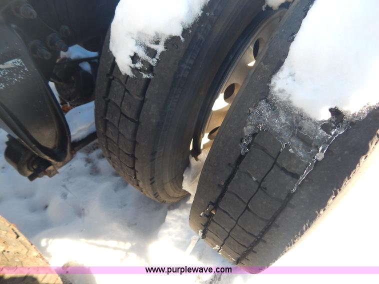 image for item H3905 2004 Freightliner Columbia semi truck