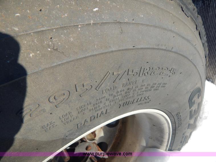 image for item H3905 2004 Freightliner Columbia semi truck