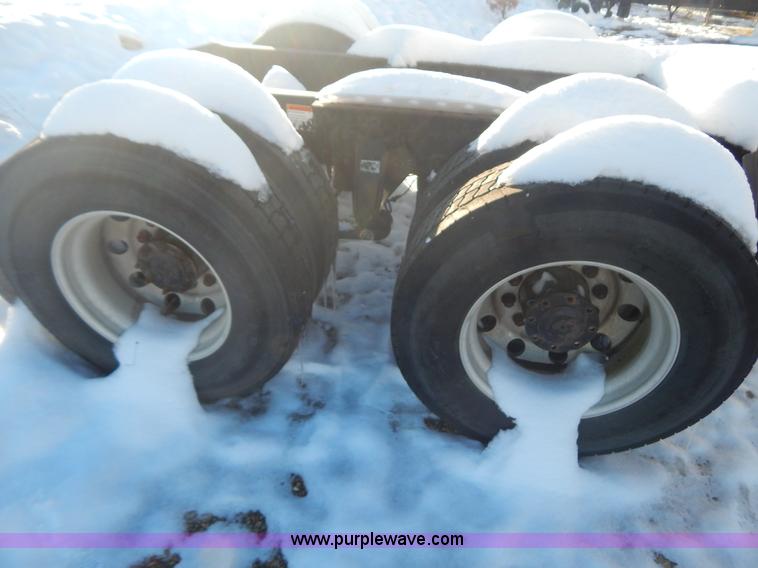 image for item H3905 2004 Freightliner Columbia semi truck