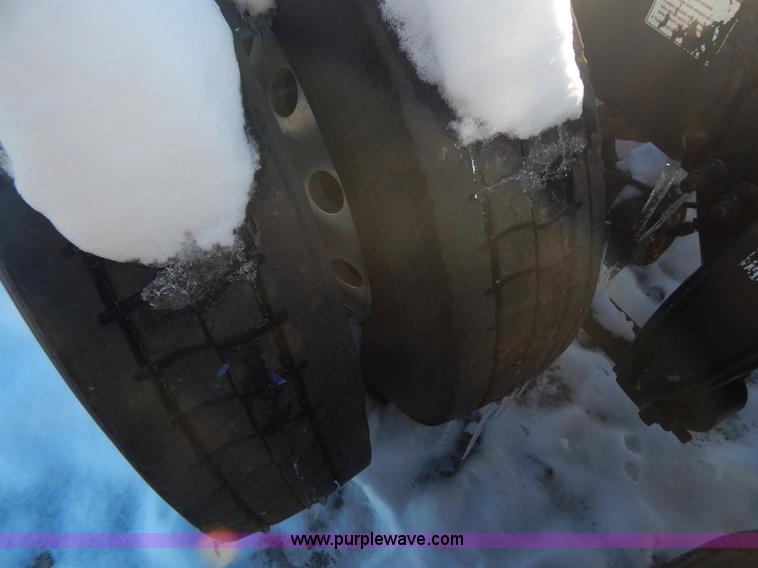 image for item H3905 2004 Freightliner Columbia semi truck