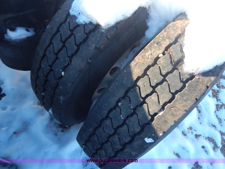 image for item H3905 2004 Freightliner Columbia semi truck