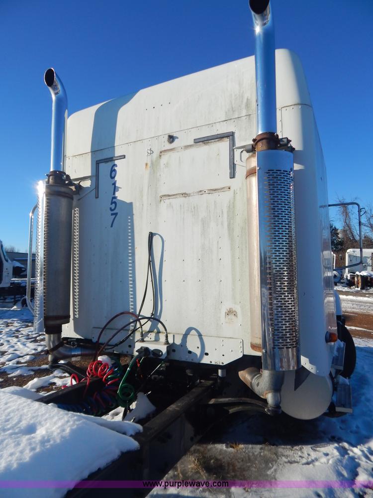 image for item H3905 2004 Freightliner Columbia semi truck